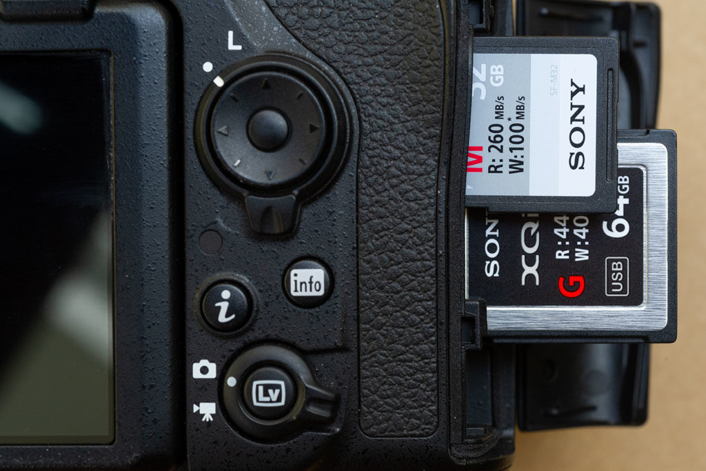 D850 XQD/SD Kartenfach - Nikon Z6 vs. D850
